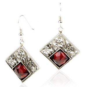 Square Earrings with Garnet in Sterling Silver by Rafael Jewelry Ohrringe
