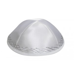 White Terylene Kippah with Silver Zigzag Lines and Four Sections Kipás