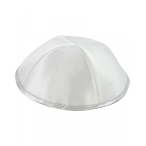 White Satin Kippah with Thin Silver Stripe and Four Sections Kipás
