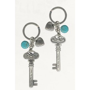 Silver Keychain with Skeleton Key Design, English Text and Heart Charms Israelische Kunst