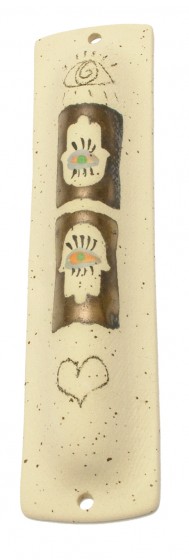 Mezuzá de Cerâmica Branca com Chamsa sobre Fundo Marrom, Olho e Coração