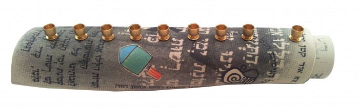Menorá de Chanucá de Cerâmica com Textos em Hebraico, Rolo e Pião