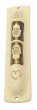 Mezuzá de Cerâmica Branca com Chamsa sobre Fundo Marrom, Olho e Coração